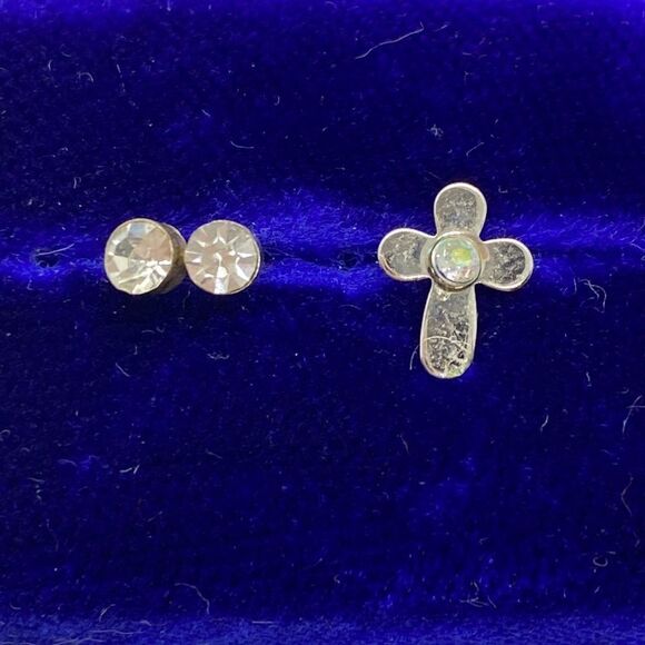 💛 Vintage Crystal & Single Cross Silver Tone Earrings - Picture 2 of 3